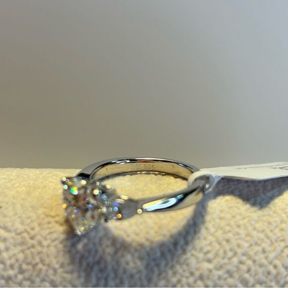 Elegant Silver Heart-Shaped Ring - Picture 5 of 5
